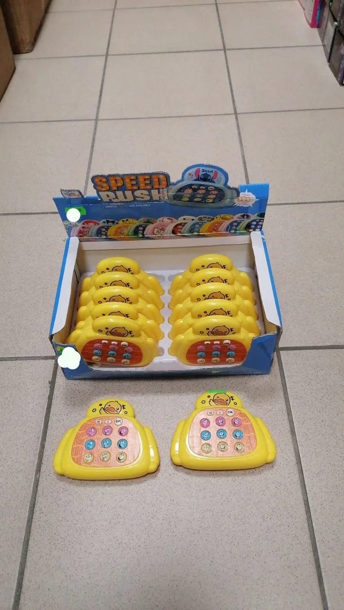 Żółte plastikowe zabawki telefon edukacyjny z kolorowymi przyciskami i nadrukiem kaczuszki