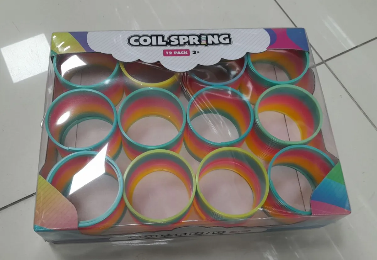 Zestaw 12 tęczowych sprężyn coil spring w kartonowym opakowaniu z folią