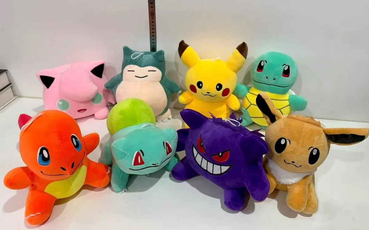Zestaw ośmiu pluszowych maskotek Pokemon w różnych kolorach i pozach, 25 cm wysokości