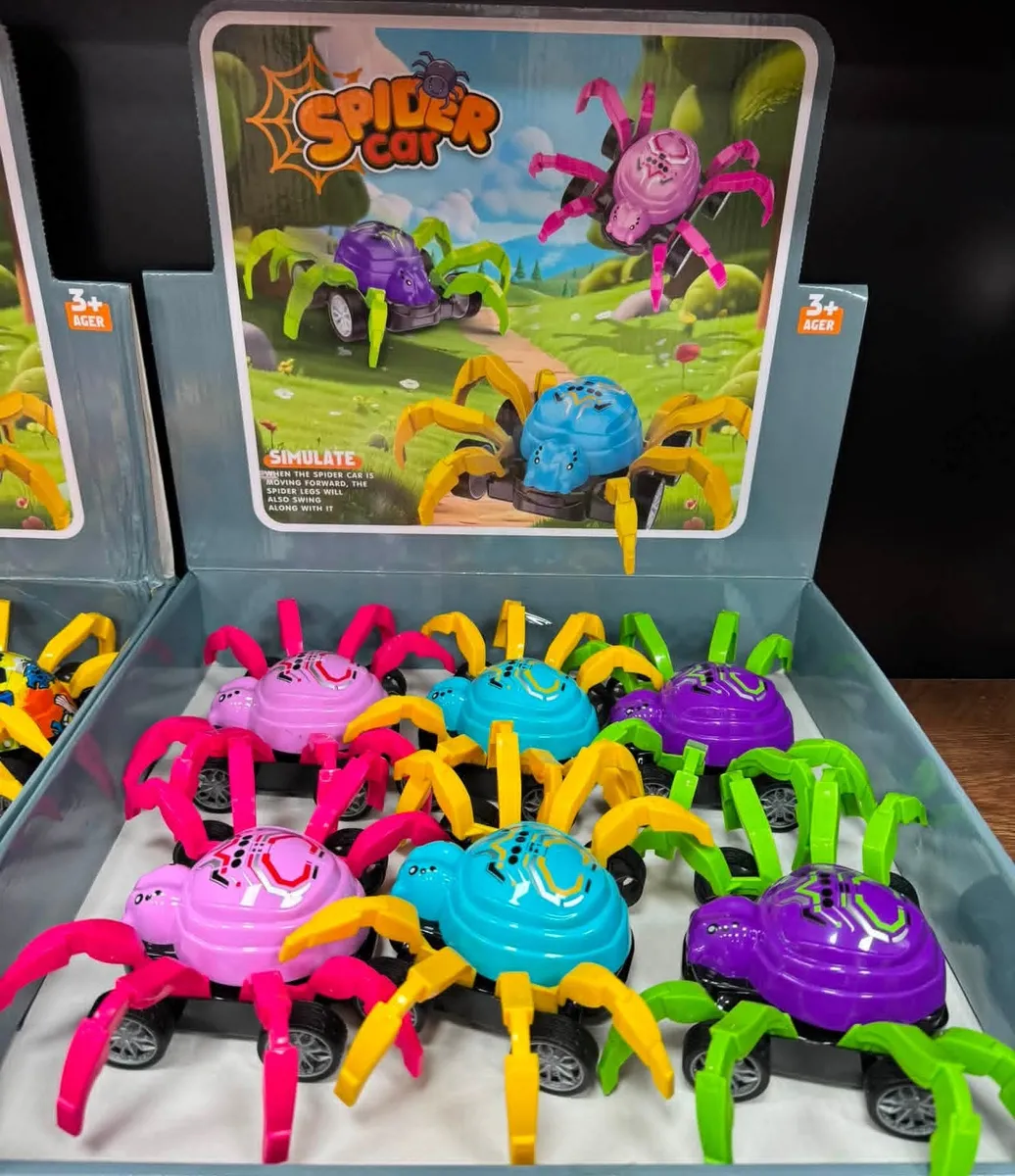 Kolorowe zabawki Spider Car w kształcie pająków z ruchomymi nogami i kółkami na białym tle w opakowaniu
