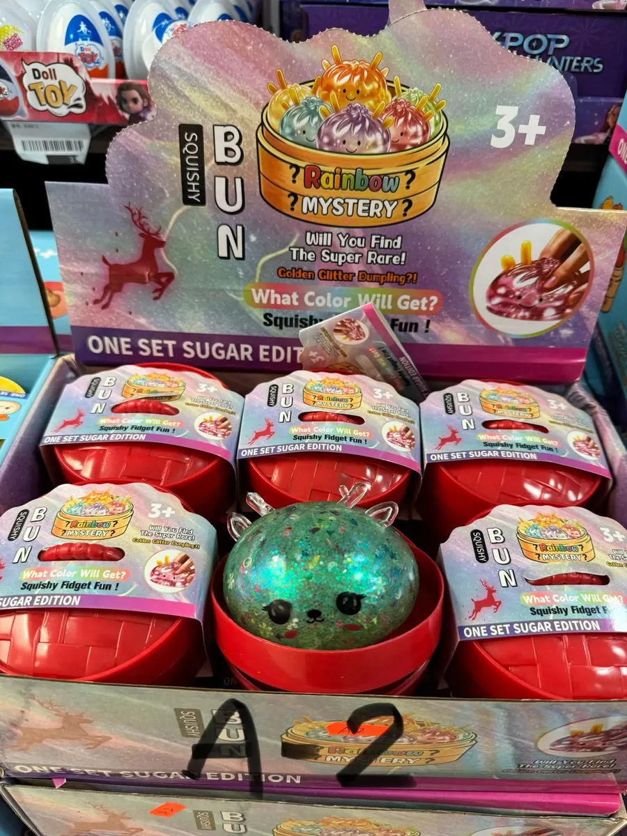 Zabawka squishy w kształcie brokatowej bułeczki w czerwonym plastikowym pudełku z opakowaniem Rainbow Mystery
