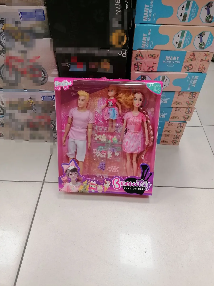 Zestaw trzech lalek fashion girl w różowym opakowaniu z akcesoriami do stylizacji