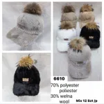Czapka zimowa z daszkiem i pomponem 70% poliester 30% wełna