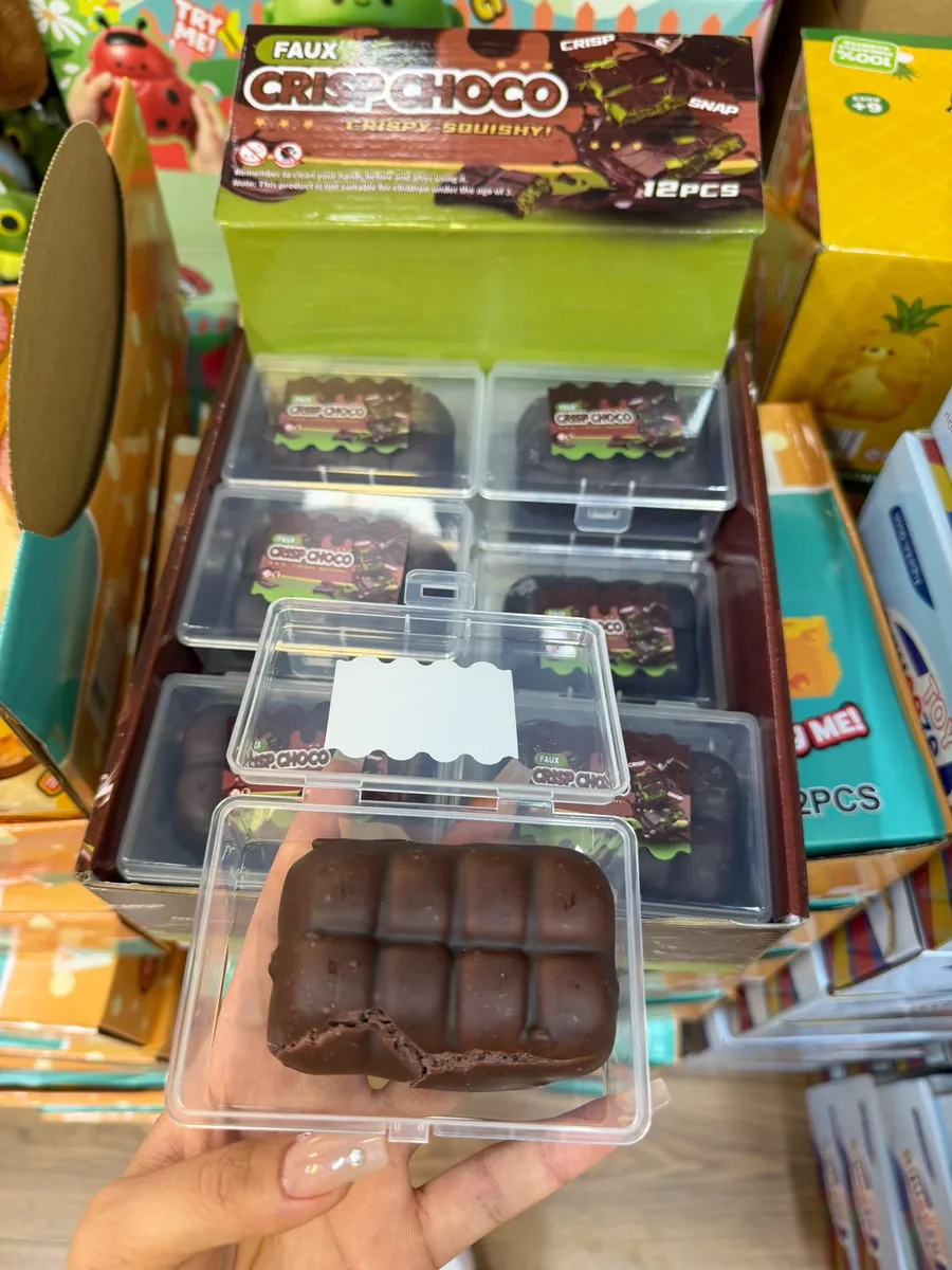 imitacja czekolady Faux Crisp Choco w plastikowym pudełku, 12 sztuk w opakowaniu zbiorczym