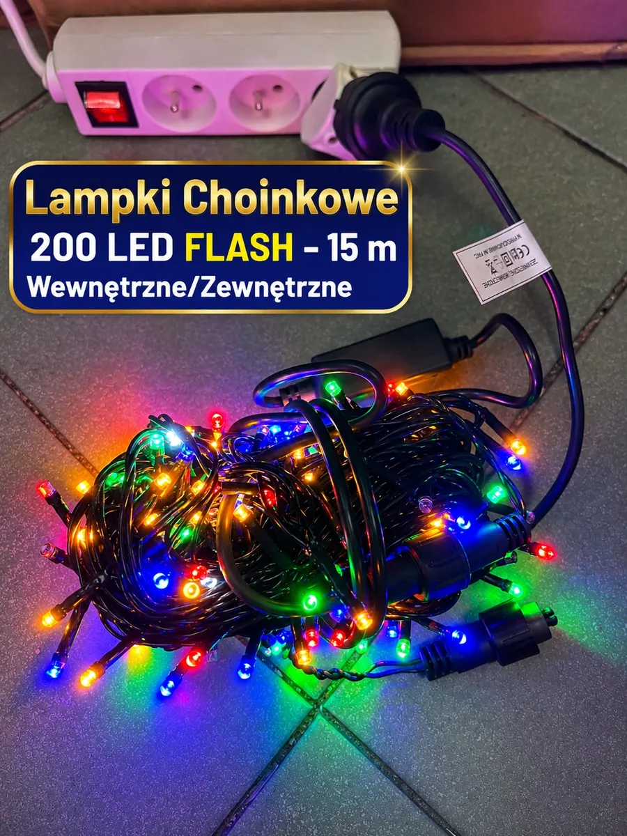 Kolorowe lampki choinkowe LED z czarnym przewodem i wtyczką sieciową na tle szarej podłogi