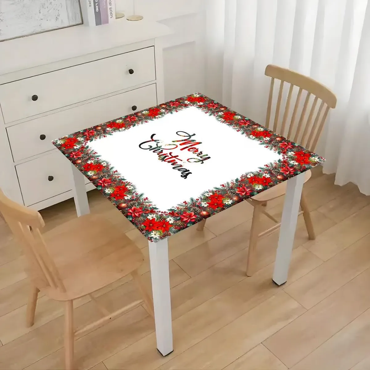 Kwadratowy obrus świąteczny z napisem Merry Christmas i czerwono-zielonym wzorem na stole