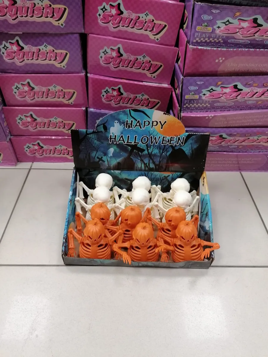 Figurki halloweenowe dynia pomarańczowa i biały szkielet w kartonie z napisem Happy Halloween
