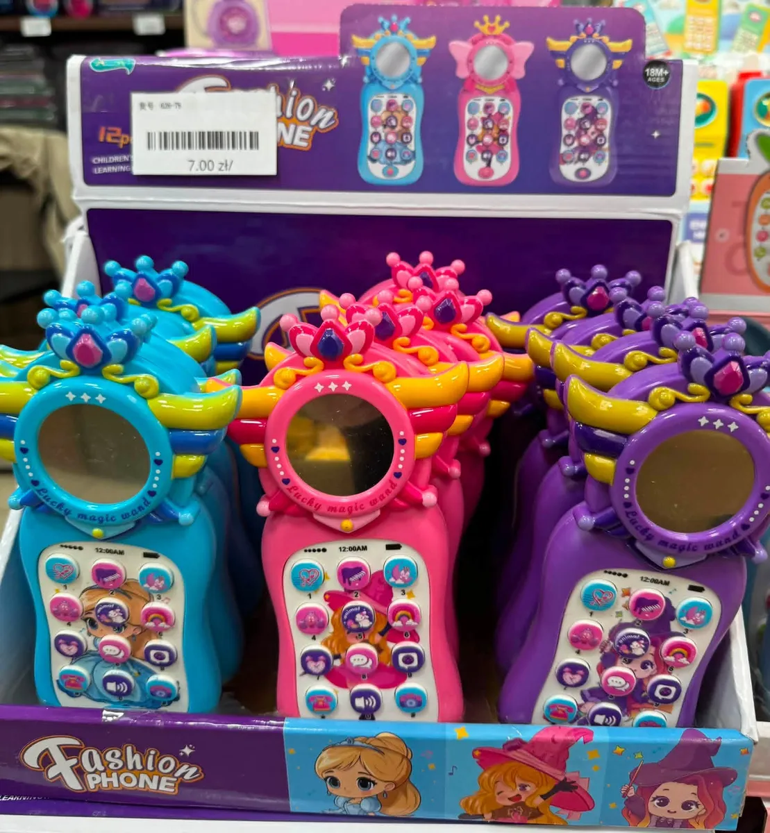 Kolorowe plastikowe zabawki telefonów z lusterkiem w niebieskim, różowym i fioletowym kolorze na ekspozycji
