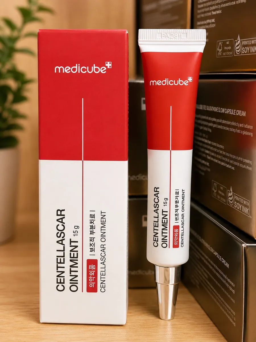 Tubka maści Medicube Centellascar 15 g w czerwono-białym opakowaniu z metaliczną końcówką