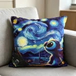 Poszewka dekoracyjna 45x45 cm z nadrukiem nocnego nieba i postacią