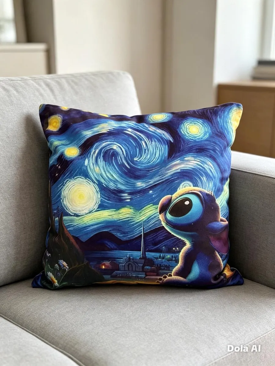 Poszewka 45x45 cm z nadrukiem nocnego nieba i postacią na jasnoszarej kanapie