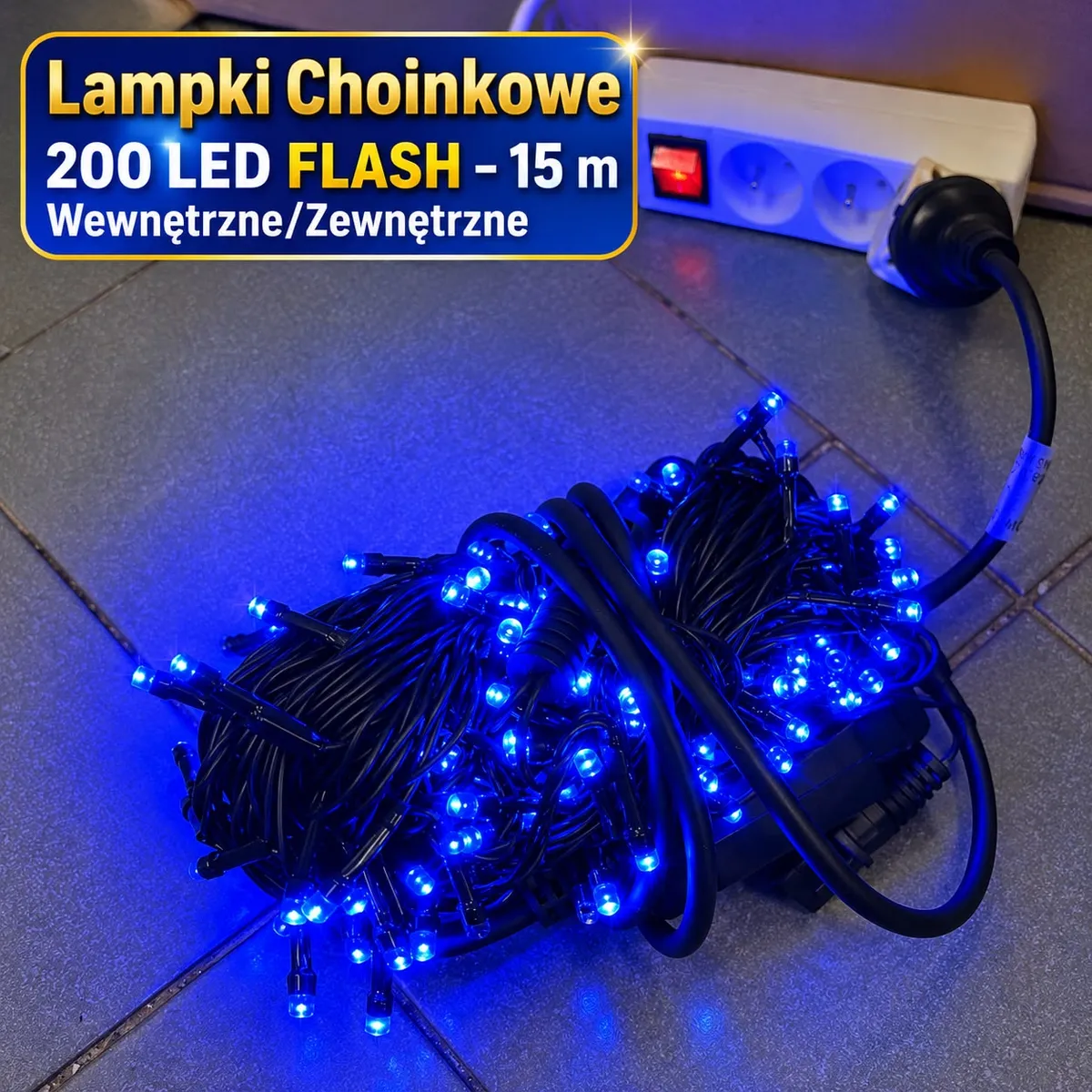 Lampki choinkowe 200 niebieskich diod LED z efektem flash na czarnym przewodzie podłączone do listwy zasilającej