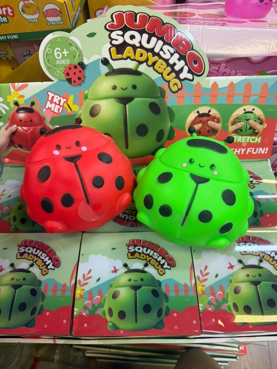Zabawki Jumbo Squishy Ladybug w kształcie biedronek czerwonej i zielonej z czarnymi kropkami na półce sklepowej