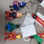 Brelok z postacią superbohatera z tworzywa sztucznego kolorowy