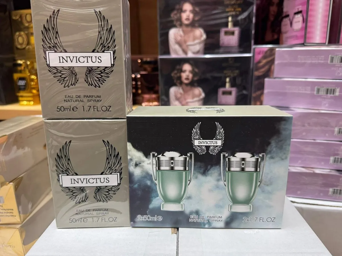 Zestaw dwóch flakonów perfum Invictus 50 ml w kartonowym opakowaniu z grafiką trofeum i skrzydeł