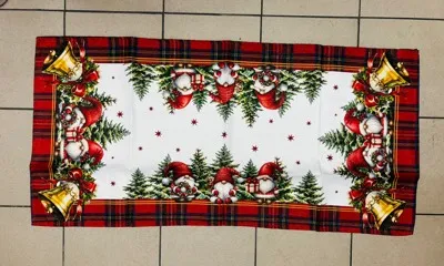 Bieżnik świąteczny z czerwonymi Mikołajami, złotymi dzwonkami i kratą 60x120 cm