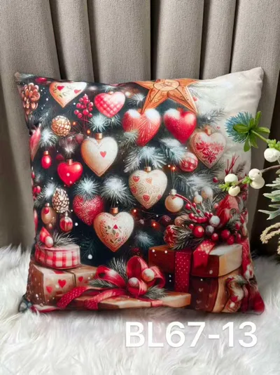 Poszewka na poduszkę z motywem świątecznych serc, gwiazdy i prezentów w czerwono-białych kolorach