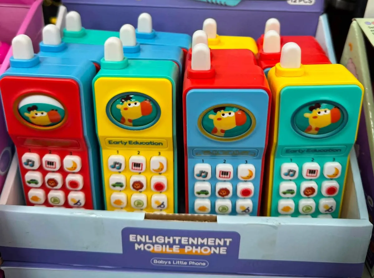 Kolorowe zabawki telefon edukacyjny z białymi przyciskami i grafiką krowy w opakowaniu zbiorczym