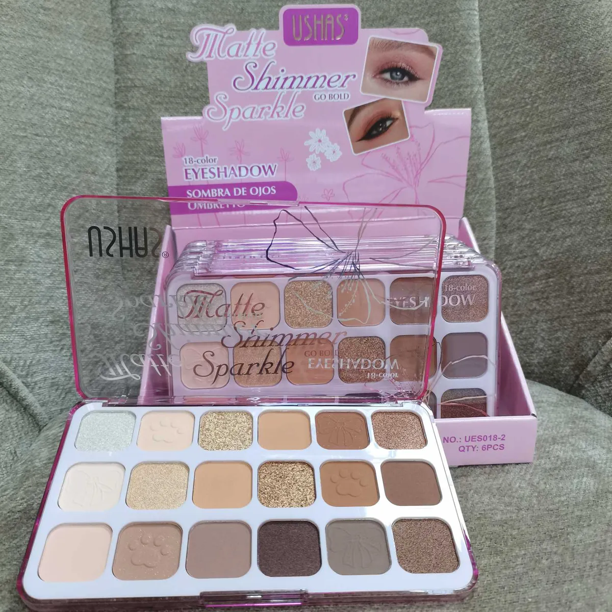 Paleta cieni do powiek z 18 kolorami beżów, brązów i złotych, opakowanie z przezroczystą pokrywą
