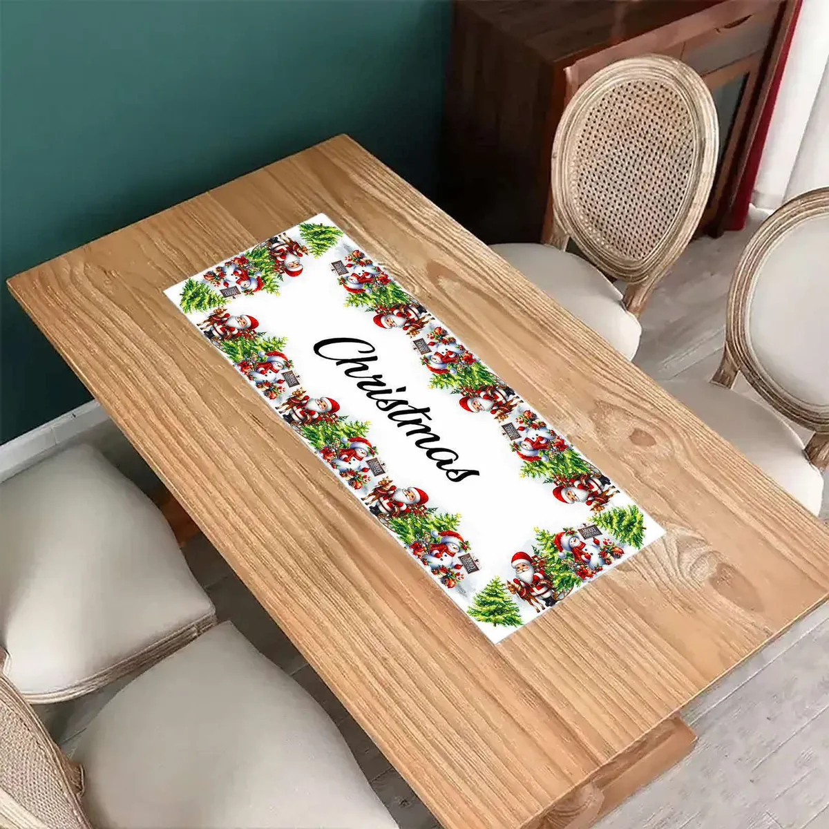 Obrus świąteczny z nadrukiem Mikołaja, bałwana i choinki na drewnianym stole