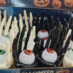 Dekoracja Halloween Ręka Szkielet z Okiem Zielonym i Pomarańczowym