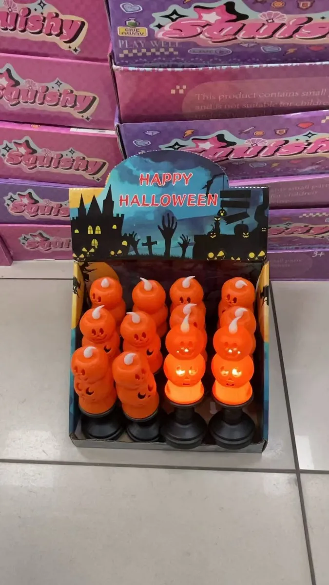 Pomarańczowe lampki halloweenowe w kształcie dyń na czarnych podstawach w opakowaniu zbiorczym