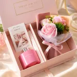 Zestaw prezentowy HOME FRAGRANCE z różami i patyczkami zapachowymi różowy