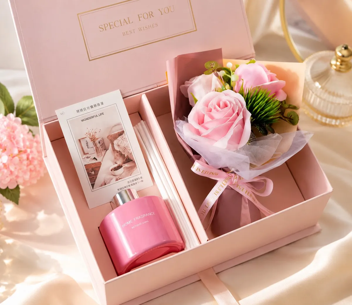 Różowy zestaw prezentowy z bukietem sztucznych róż i butelką zapachu HOME FRAGRANCE w eleganckim pudełku
