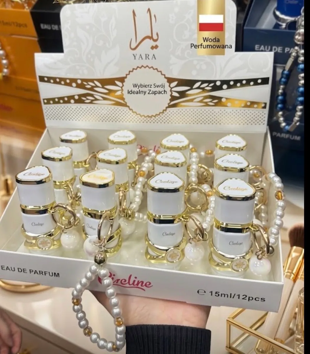 Zestaw 12 białych buteleczek perfum YARA z złotymi detalami i perłowymi brelokami w kartonowym opakowaniu