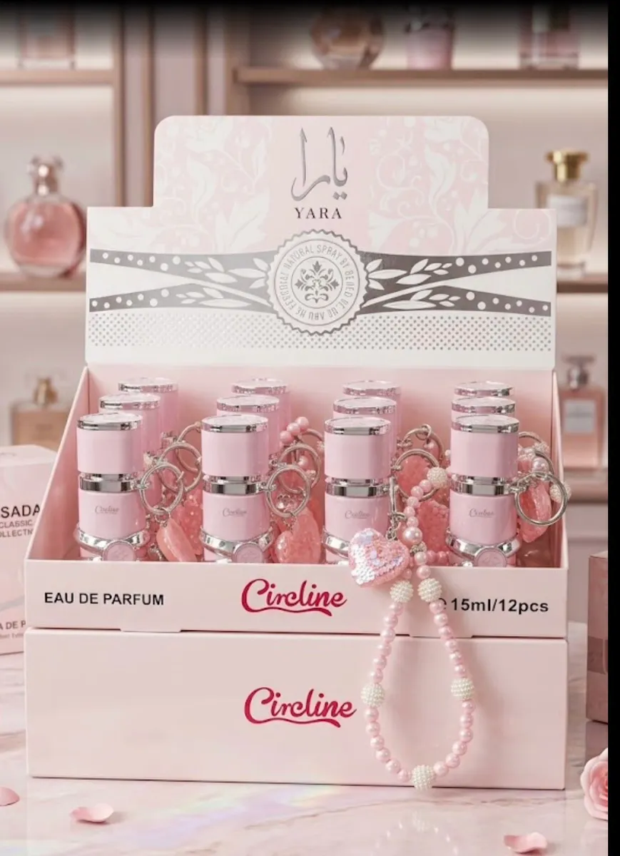 Zestaw 12 różowych perfum Circline 15 ml z brelokiem w kształcie serca na różowym tle