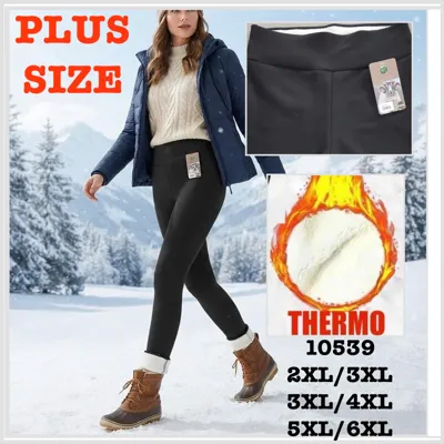 Czarne ocieplane legginsy damskie plus size na modelce w zimowym plenerze, zbliżenia na pas i grafikę termo