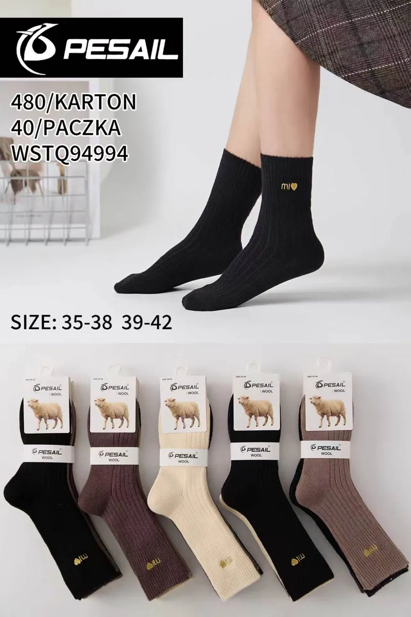 Modelka nosi czarne prążkowane skarpetki wełniane Pesail z haftem mi, obok różne kolory skarpet