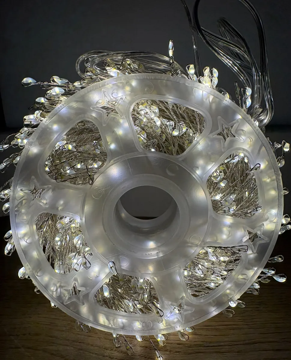 Lampki choinkowe LED na białym cienkim druciku zwinięte na plastikowej szpuli z ciepłym białym światłem