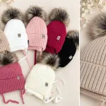 Czapka dziecięca z pomponem joy prążkowana z troczkami mix kolorów