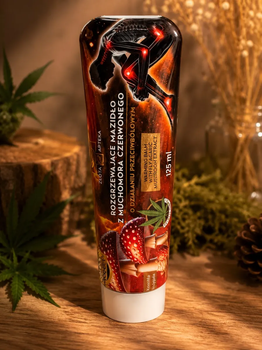Tuba kremu rozgrzewającego z muchomorem czerwonym 125 ml na drewnianym stole z naturalnym tłem