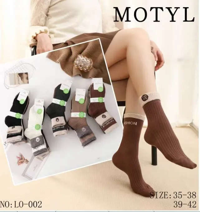 Prążkowane skarpetki damskie Motyl w kolorze brązowym z beżowym mankietem na nodze modelki oraz zestaw różnych kolorów na sto