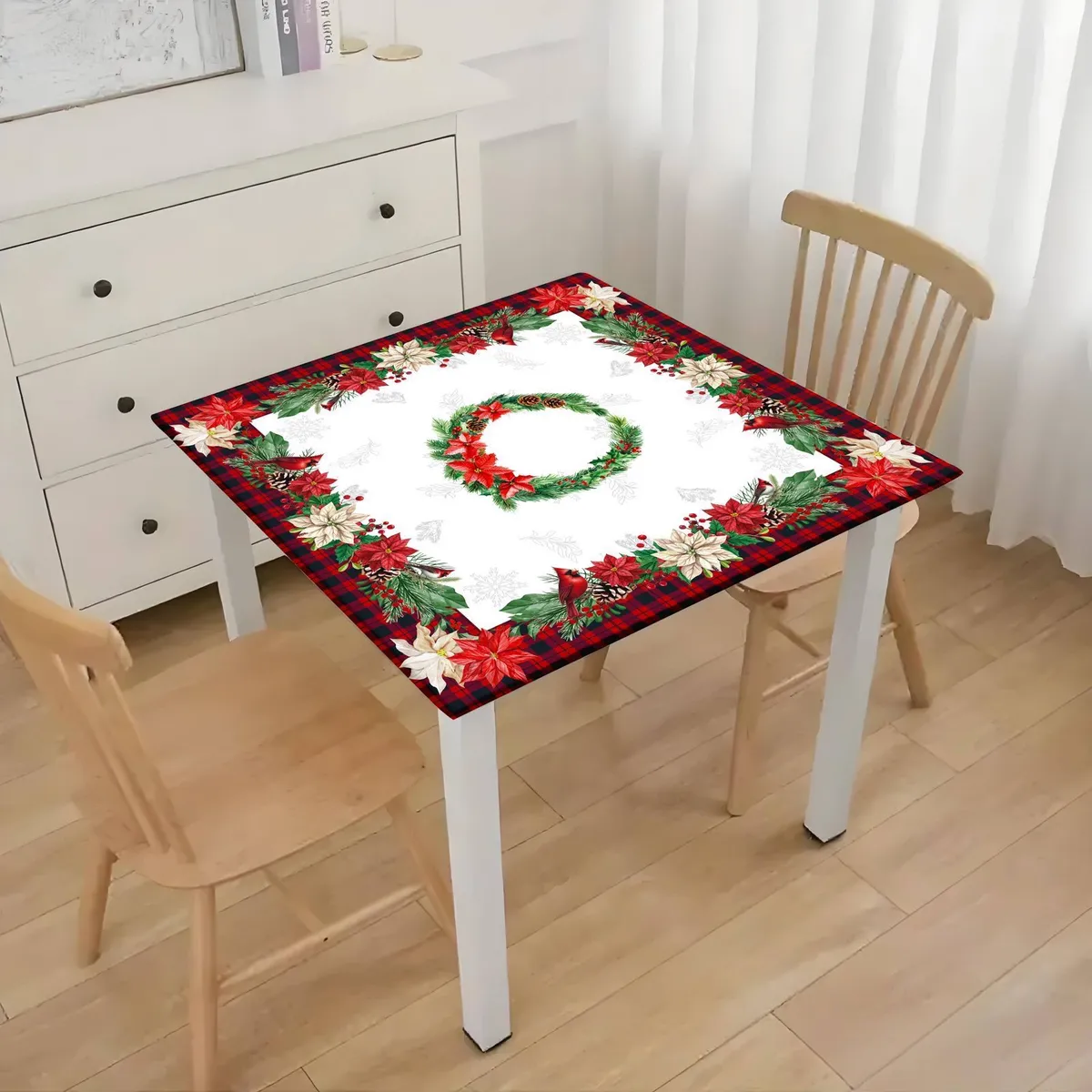 Kwadratowa serwetka świąteczna 85x85 cm z czerwonym i kremowym wieńcem oraz bordowo-czerwoną kratą na stole