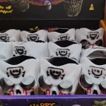 Dekoracyjna maska Halloween biała z czarnym nadrukiem czaszki