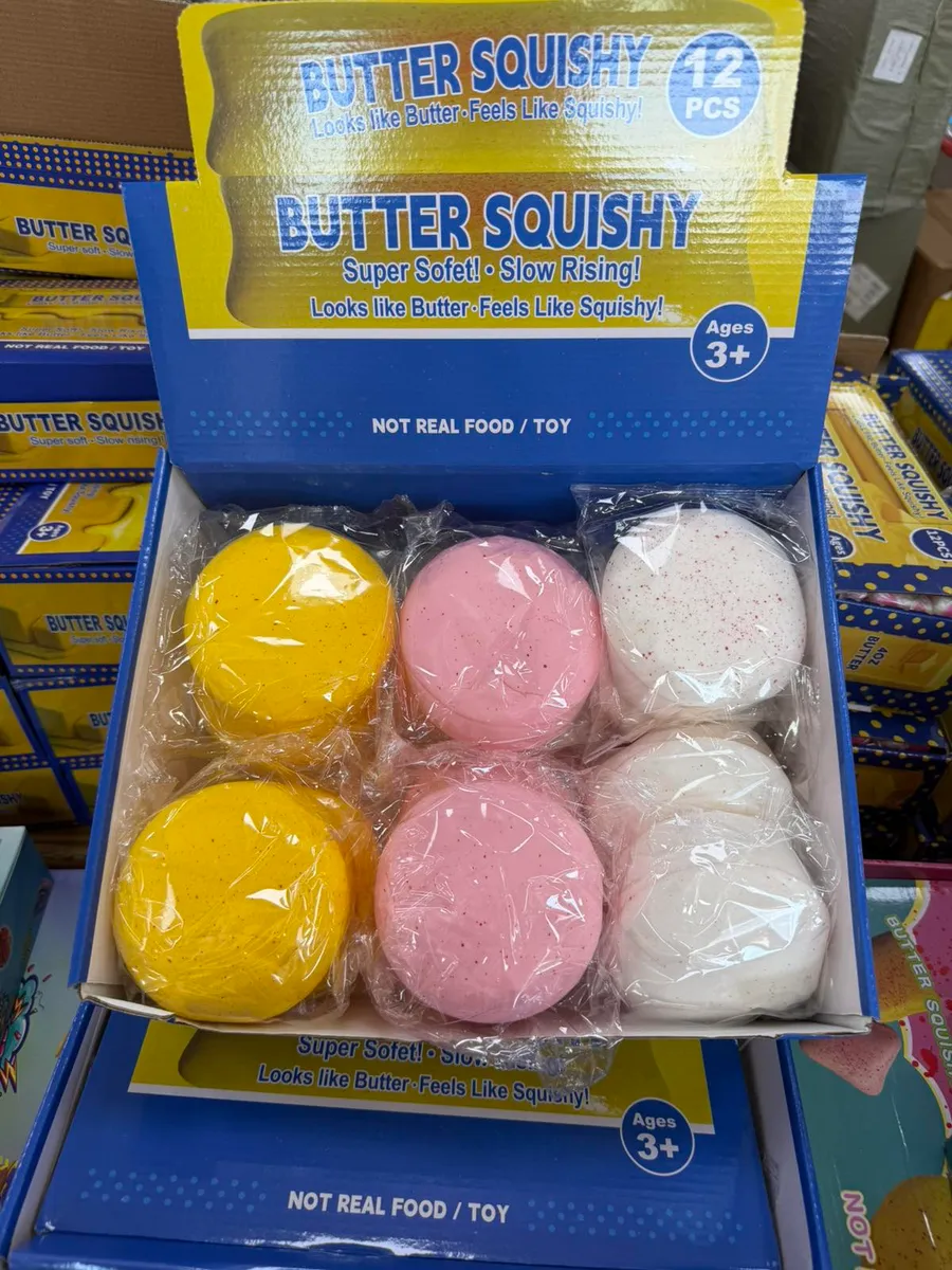 Zestaw 12 miękkich zabawek antystresowych Butter Squishy w kolorach żółtym, różowym i białym w opakowaniu