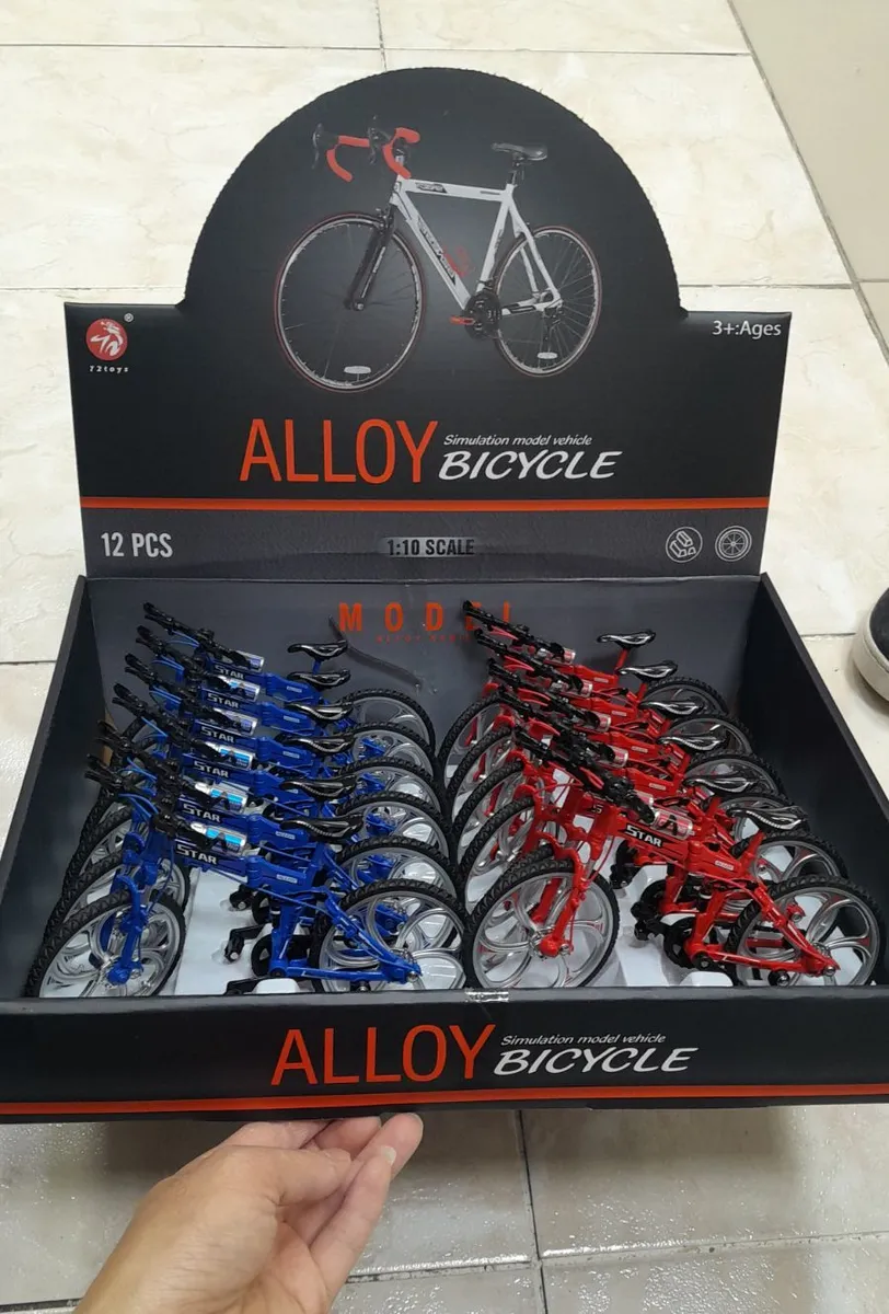 Zestaw 12 modeli rowerów aluminiowych w skali 1:10, niebieskie i czerwone, w opakowaniu zbiorczym