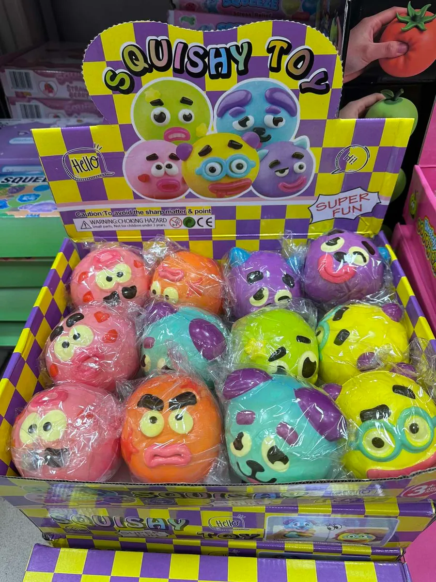 Kolorowe zabawki squishy z różnymi wyrazami twarzy w opakowaniu zbiorczym