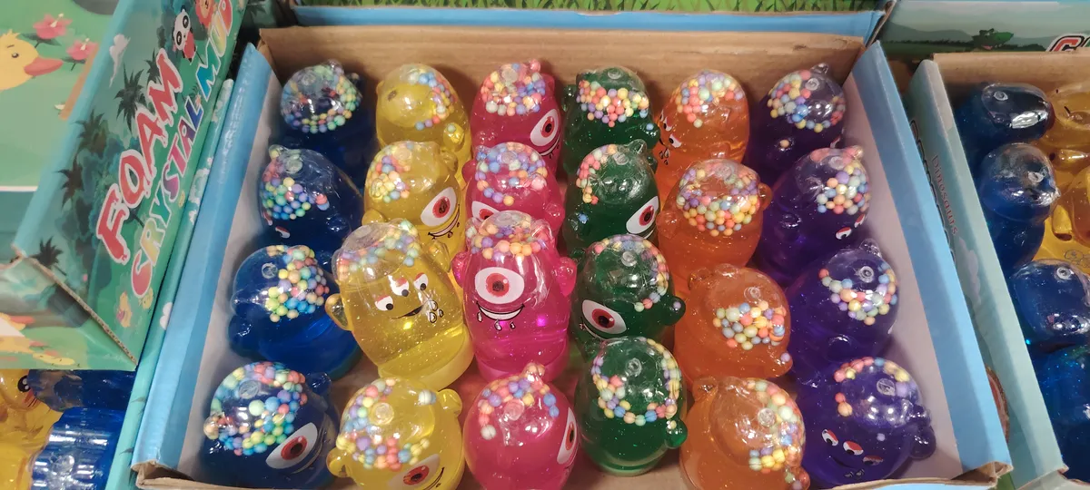Zestaw kolorowych zabawek slime w kształcie zwierzątek z piankowymi kulkami w opakowaniu zbiorczym