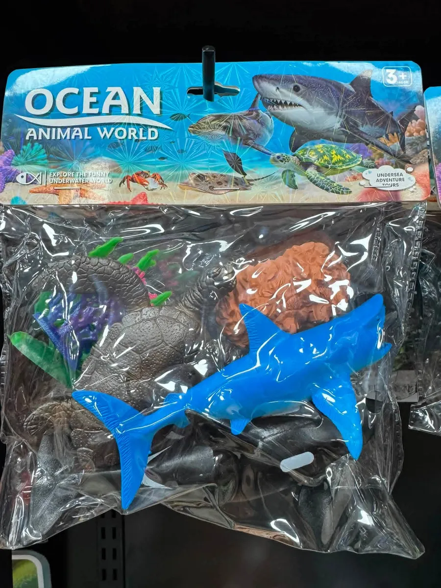 Zestaw plastikowych figurek zwierząt morskich w przezroczystym opakowaniu z niebieskim rekinem i żółwiem