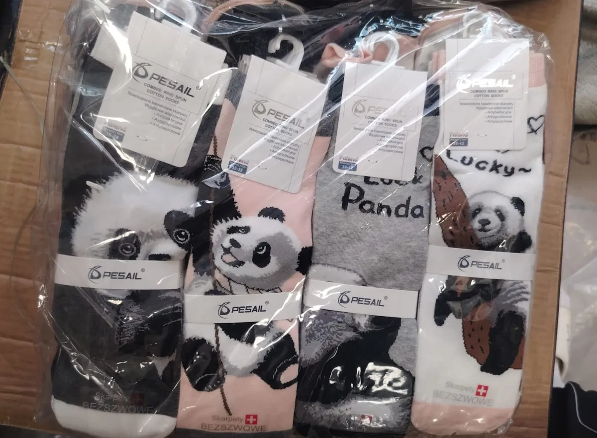 Zestaw czterech par skarpet damskich z nadrukiem pandy w kolorach czarnym, różowym, szarym i białym