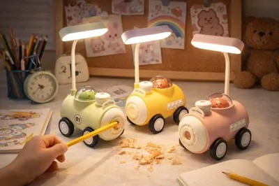 Lampka dziecięca na biurko w kształcie kolorowego pociągu w pastelowych kolorach: zielonym, żółtym i różowym
