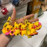 Brelok z figurką Pikachu żółty z różowymi dodatkami