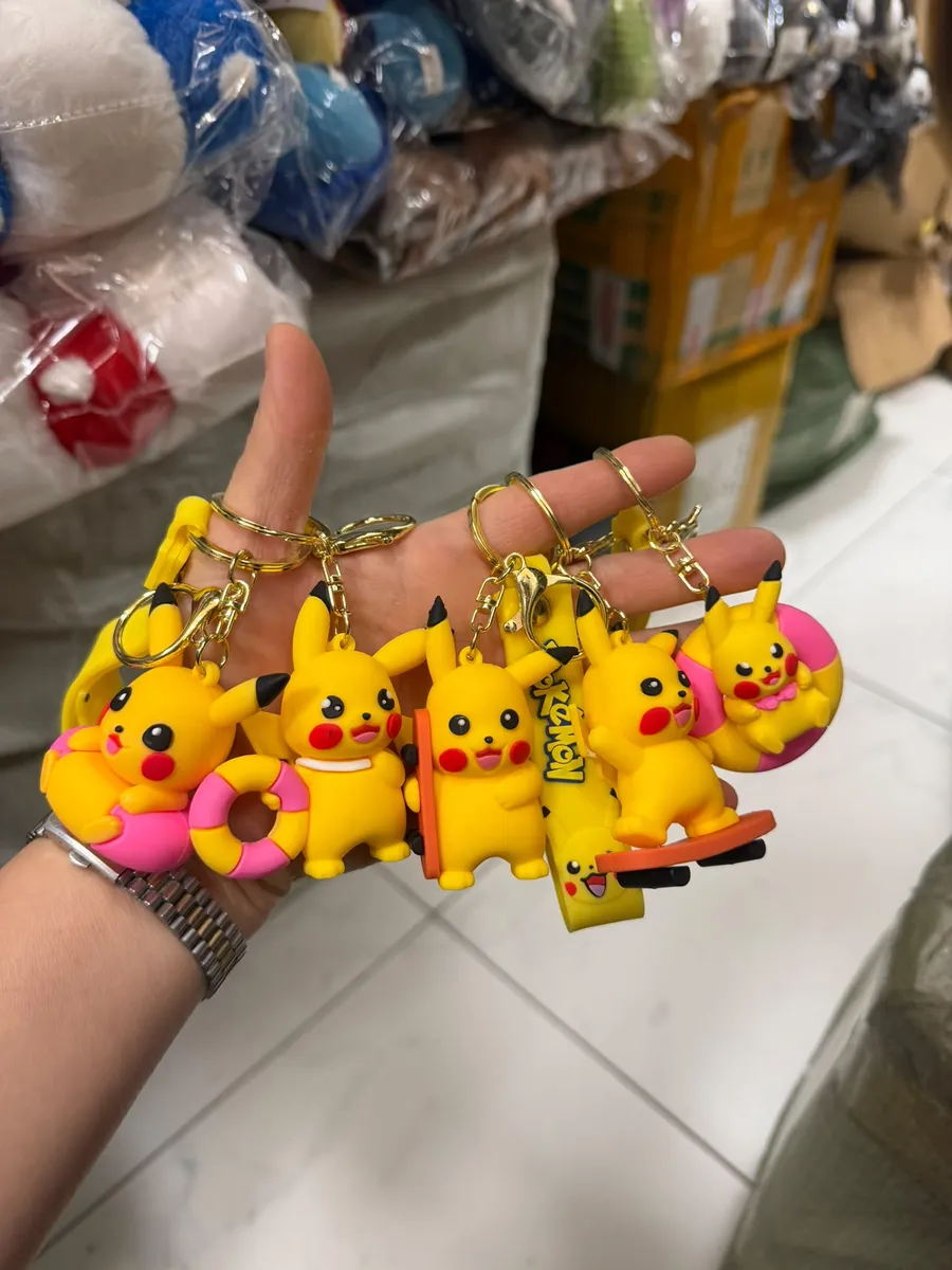 Breloki z figurkami Pikachu w żółtym kolorze z różowymi kołami ratunkowymi i metalowymi kółkami