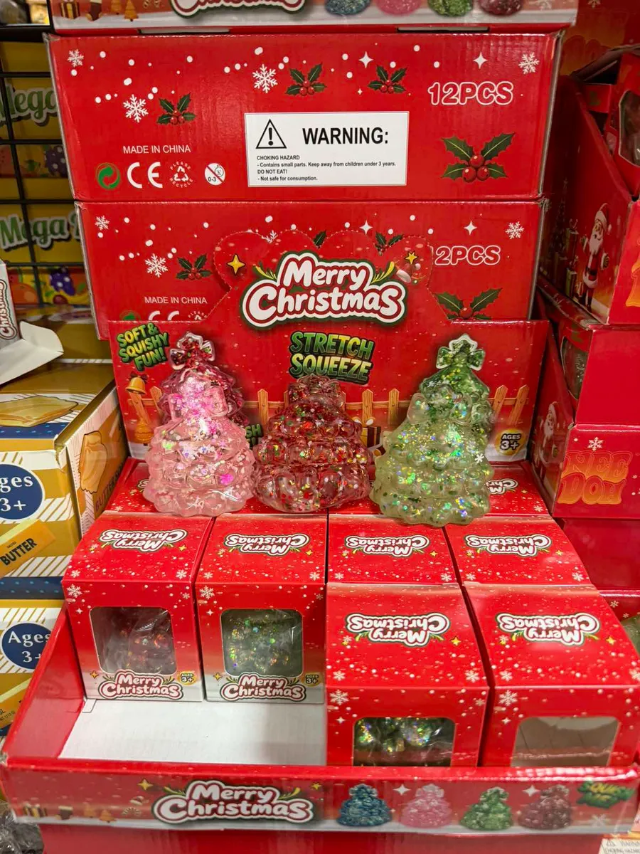 Miękkie przezroczyste choinki z brokatem w kolorach różowym, czerwonym i zielonym na czerwonym tle
