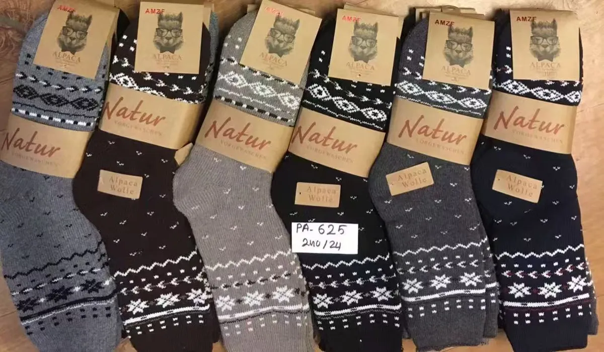 Sześć par skarpet Alpaca Wool Natur w różnych kolorach z zimowym wzorem śnieżynek i geometrycznych motywów