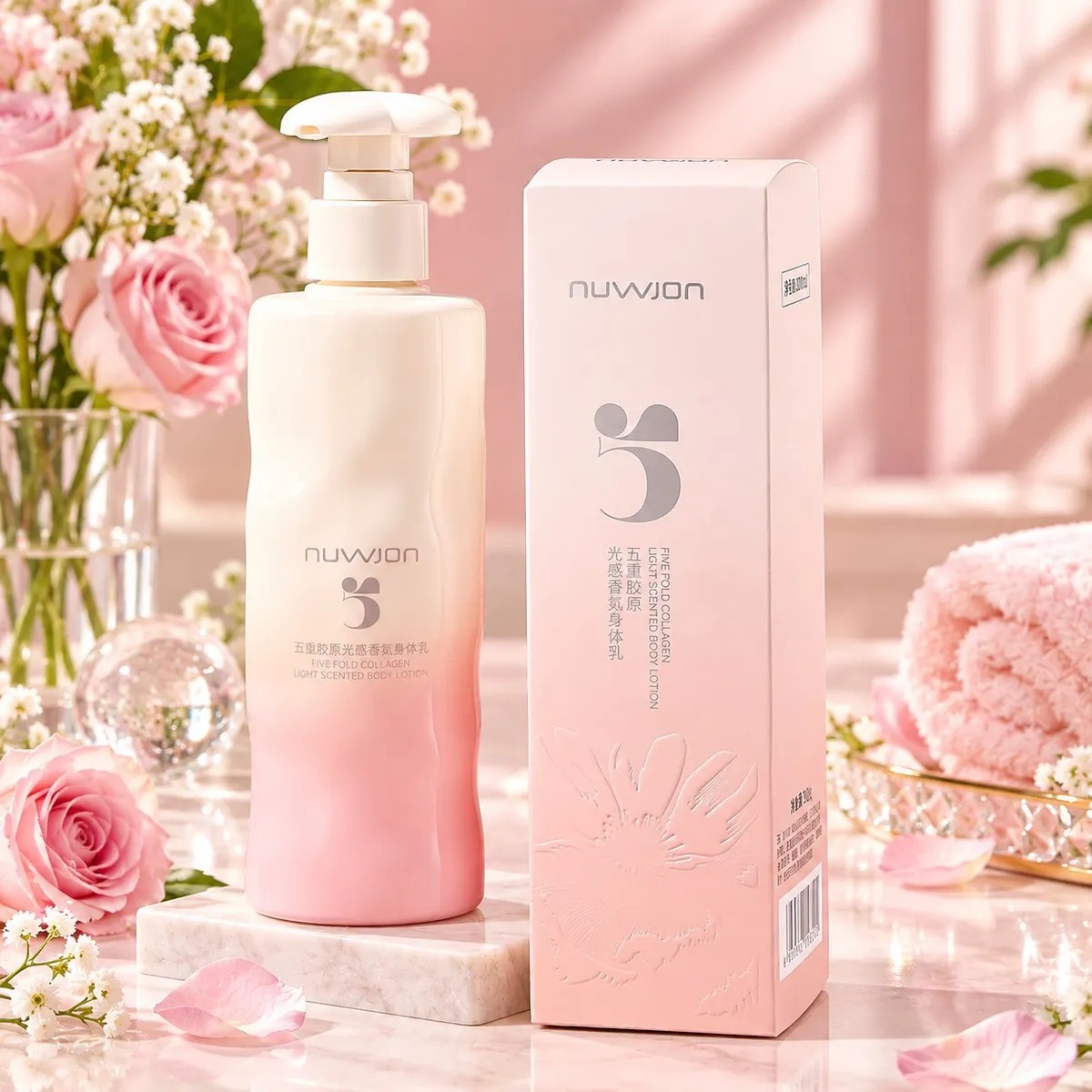 Butelka kremowo-różowego balsamu Nuwjon Five Fold Collagen z pompką obok różowego kartonu i kwiatów